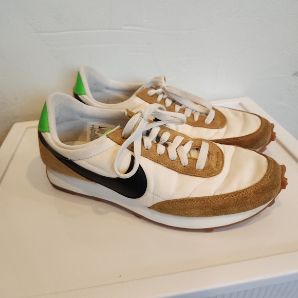 SOLD-Nike Women's Daybreak Casual Sneakers Tan and Green - Picture 2 of 7